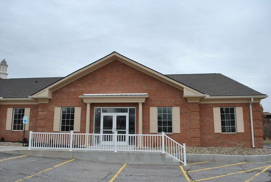 18999 Bagley Rd, Cleveland, OH à louer - Photo du bâtiment - Image 2 de 7