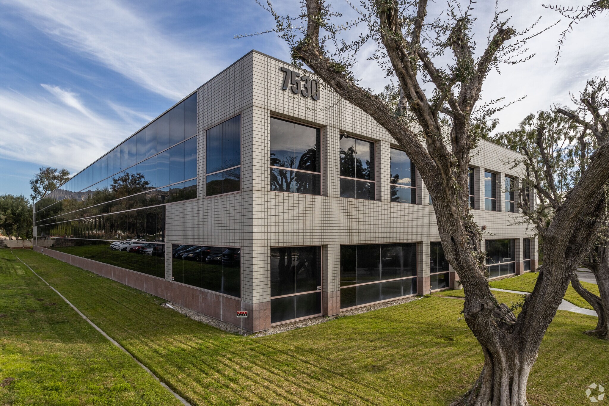 7530 N Glenoaks Blvd, Burbank, CA for lease Building Photo- Image 1 of 8