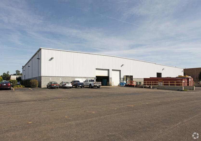 55395-55397 Lyon Industrial Dr, New Hudson, MI for lease - Building Photo - Image 2 of 5