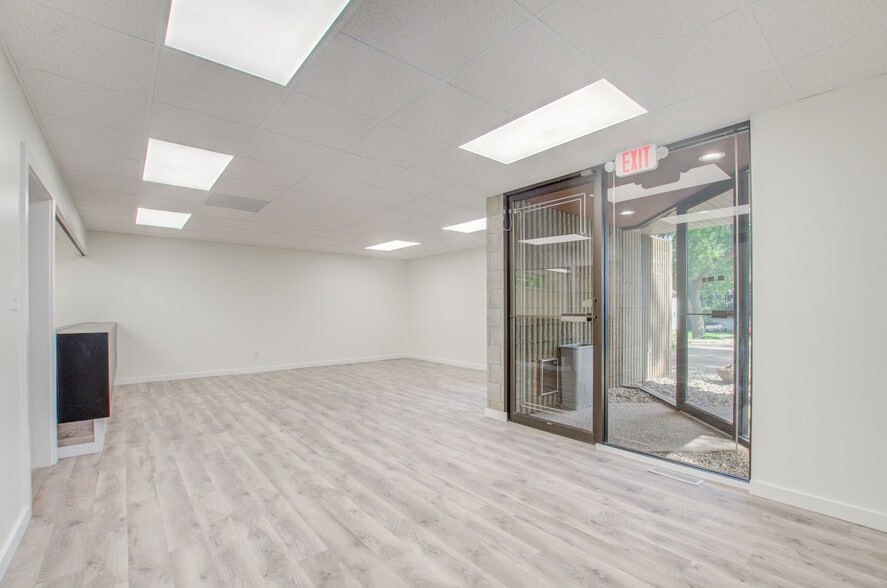 1010 Burr St, Jackson, MI for sale - Interior Photo - Image 3 of 27