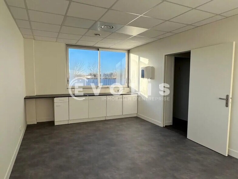 Flex in Mérignac for lease - Interior Photo - Image 2 of 15