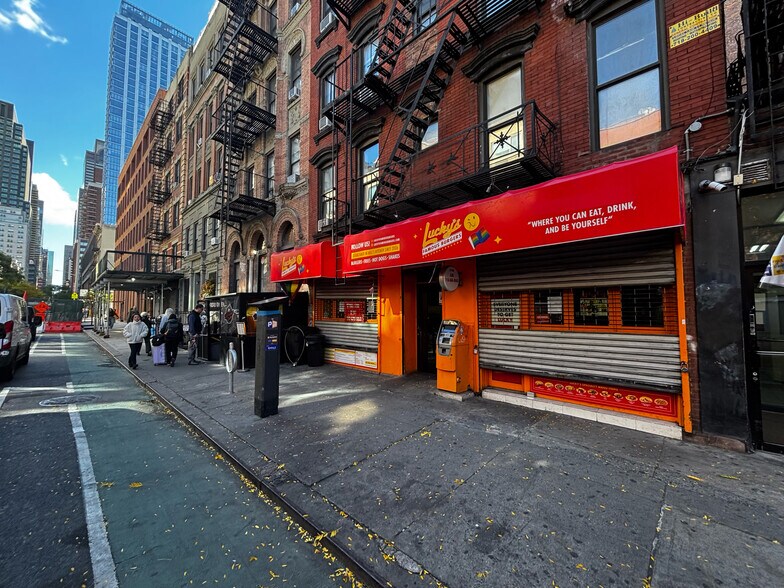 370 W 52nd St, New York, NY à louer - Photo du bâtiment - Image 2 de 7