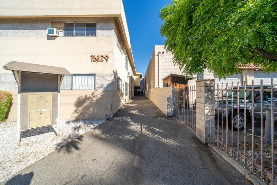 16129 Cantlay St, Van Nuys, CA à vendre - Photo du bâtiment - Image 2 de 7