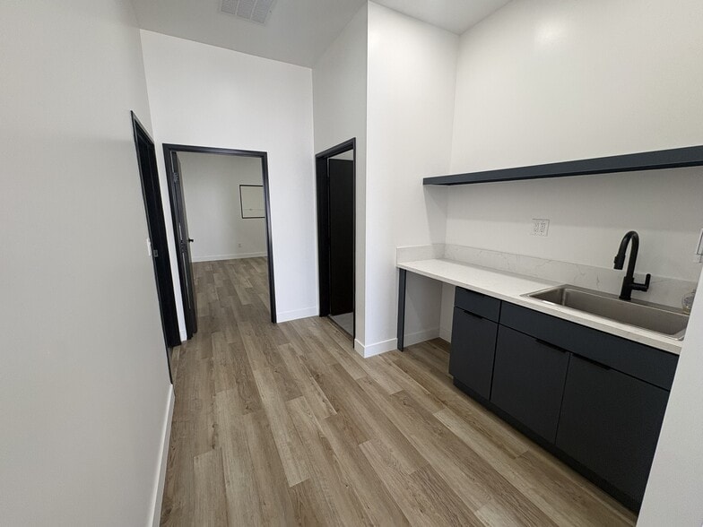 12612-12630 Raymer St, North Hollywood, CA for lease - Building Photo - Image 3 of 8