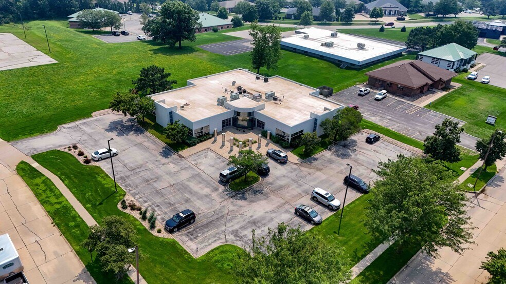 3950 River Ridge Dr NE, Cedar Rapids, IA à vendre - Photo du bâtiment - Image 3 de 20