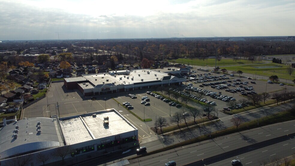 15241 Michigan Ave, Dearborn, MI à vendre - Photo du bâtiment - Image 2 de 5