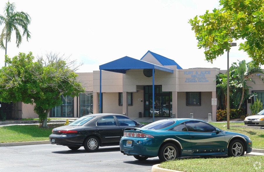 5000 Nob Hill Rd, Sunrise, FL à vendre - Photo du bâtiment - Image 3 de 8