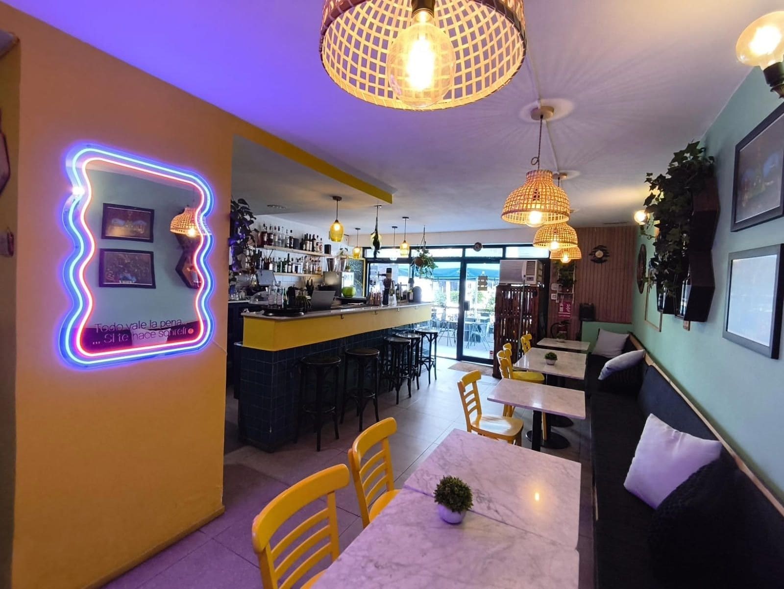 Retail in Barcelona, Barcelona for lease Interior Photo- Image 1 of 18