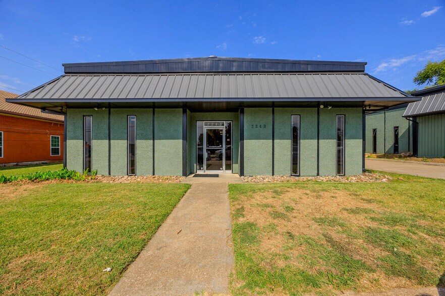 2243 Valwood Pky, Farmers Branch, TX à louer - Photo du bâtiment - Image 1 de 16