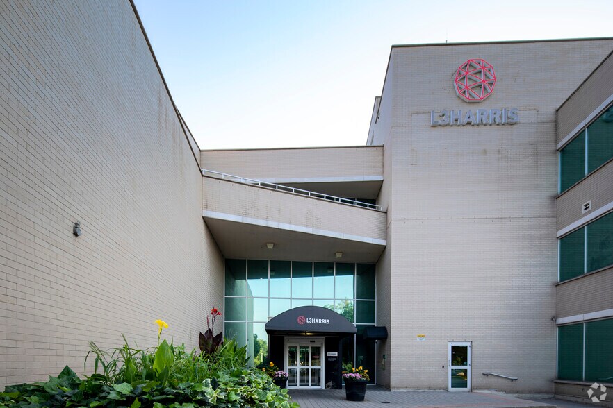 649 North Service Rd, Burlington, ON à vendre - Photo du bâtiment - Image 2 de 7