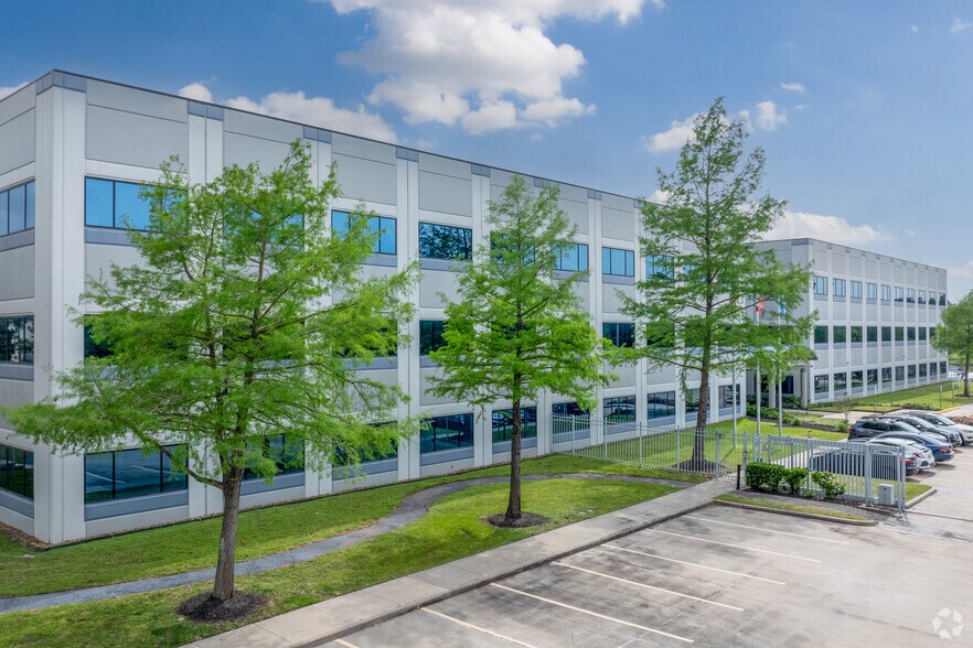 10777 Clay Rd, Houston, TX à louer - Photo du bâtiment - Image 2 de 25
