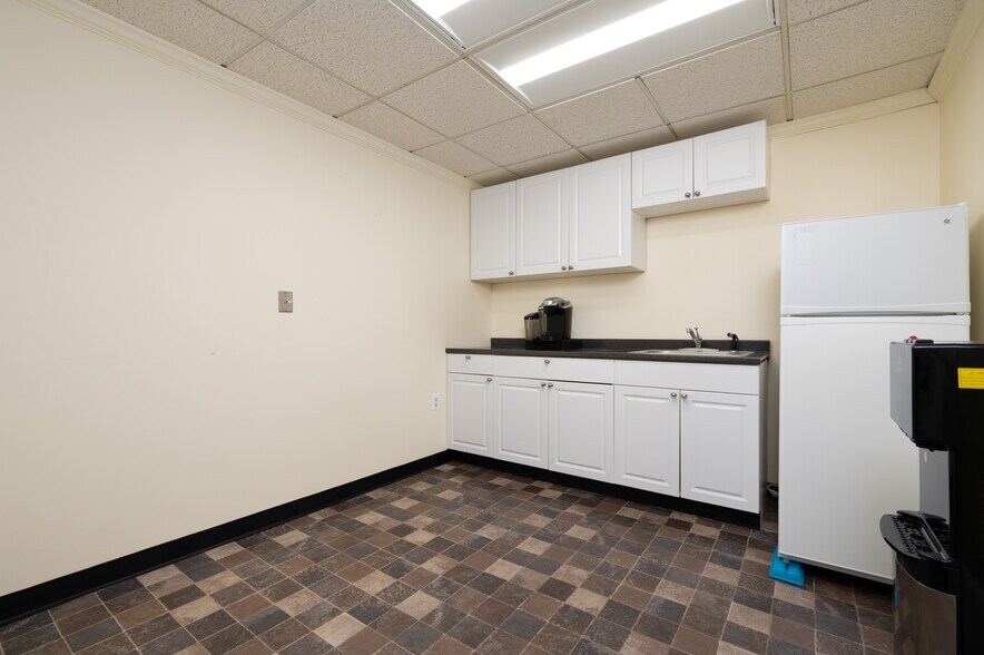 2444 Solomons Island Rd, Annapolis, MD à louer - Photo du bâtiment - Image 3 de 23