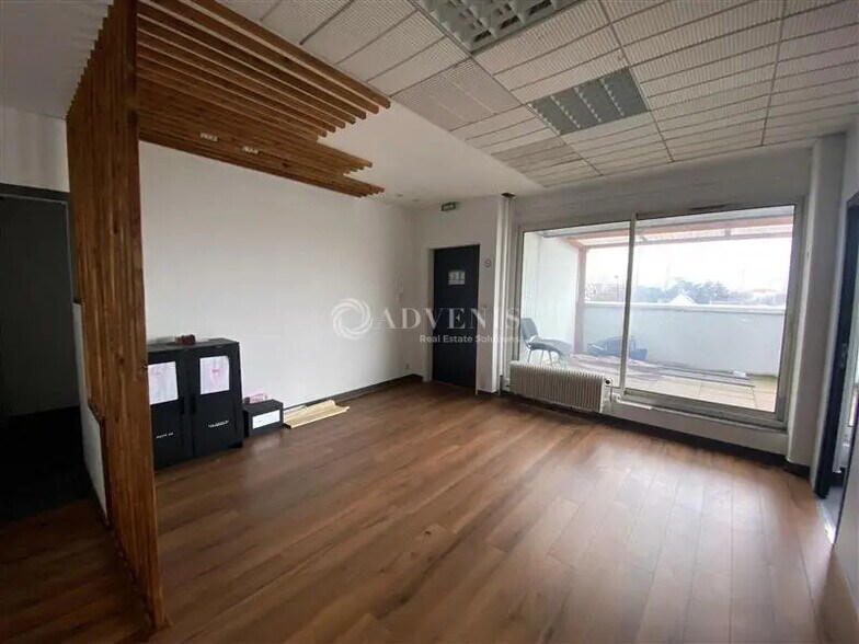 Bureau dans Vitry-sur-Seine à louer - Photo du bâtiment - Image 2 de 8