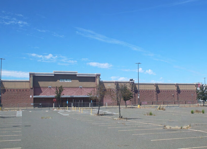 8400 Edgewater Dr, Oakland, CA for sale - Building Photo - Image 1 of 8