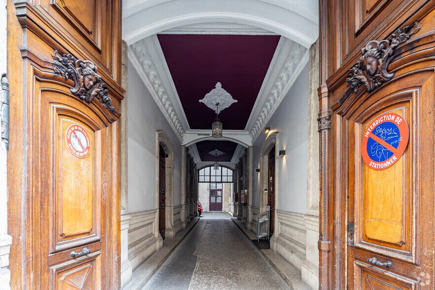 Office/Retail in Lyon for lease - Building Photo - Image 3 of 4