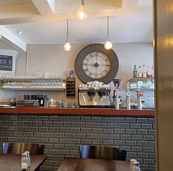 Retail in Paris for lease - Interior Photo - Image 2 of 7