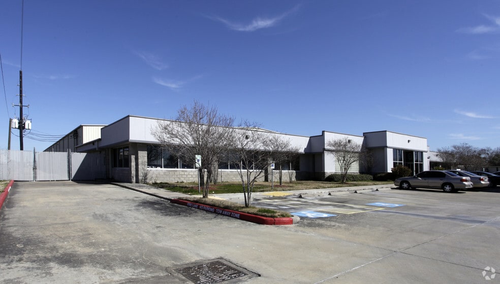 10050 Cash Rd, Stafford, TX à louer - Photo du bâtiment - Image 2 de 2
