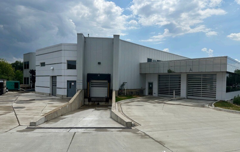 555 Pond Dr, Wood Dale, IL à louer - Photo du bâtiment - Image 2 de 6