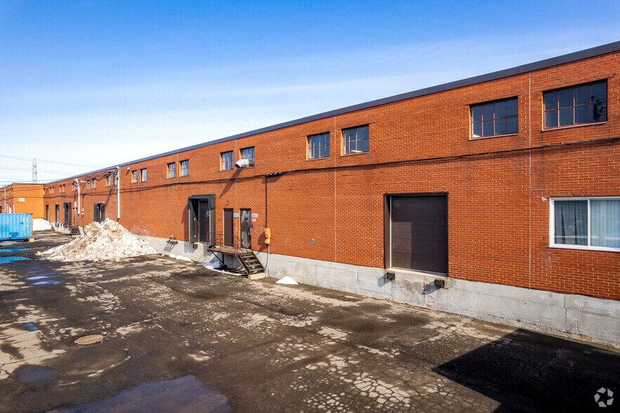4587-4625 Boul des Grandes-Prairies, Montréal, QC for lease - Building Photo - Image 3 of 4
