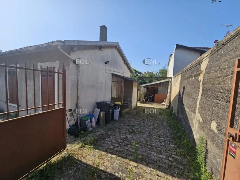 Flex in Maisons-Alfort for sale - Building Photo - Image 3 of 19