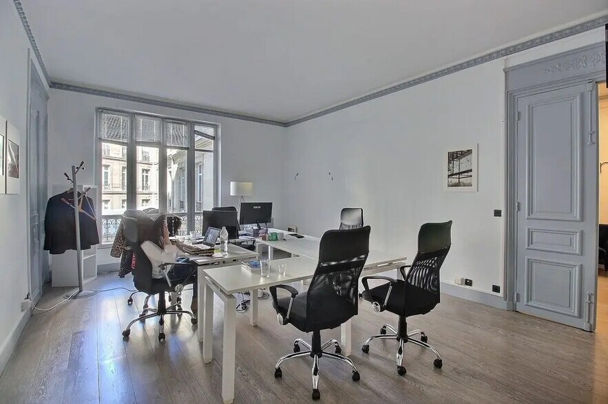 81 Rue De Miromesnil, Paris for sale - Interior Photo - Image 3 of 9