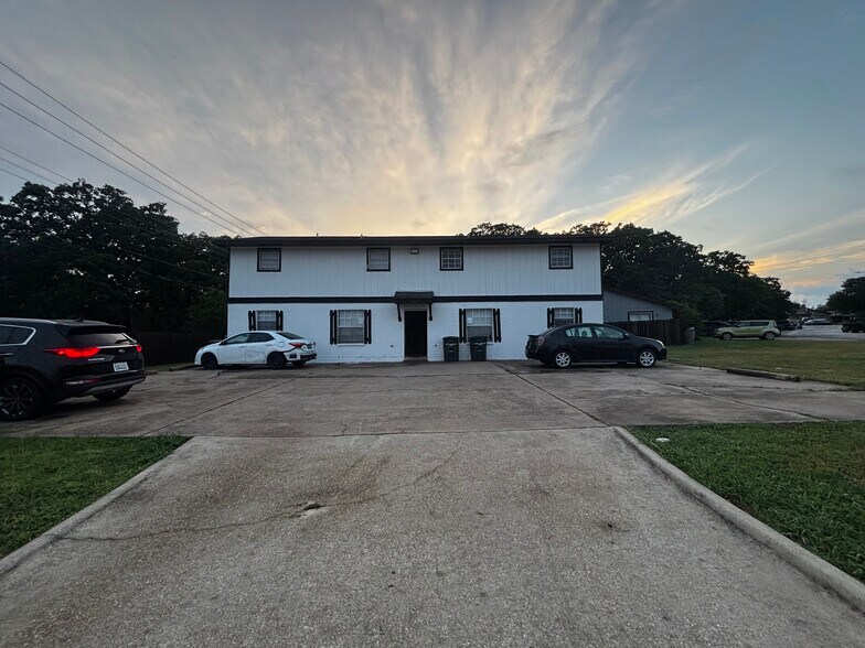 2413 Jaguar Dr, Bryan, TX for sale - Primary Photo - Image 1 of 2
