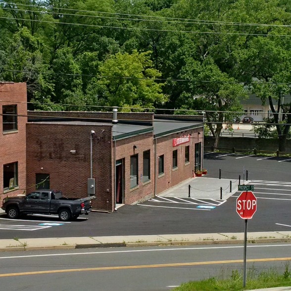 32 Lake St, Winsted, CT for lease - Primary Photo - Image 1 of 11