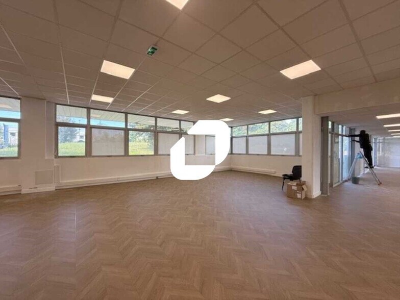 Office in Osny for lease - Building Photo - Image 2 of 21