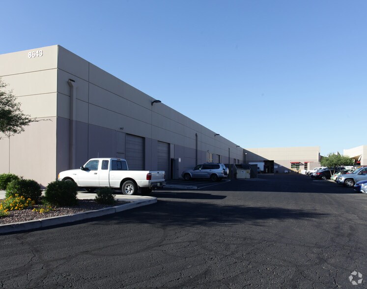 8615 W Kelton Ln, Peoria, AZ à louer - Photo du bâtiment - Image 2 de 5