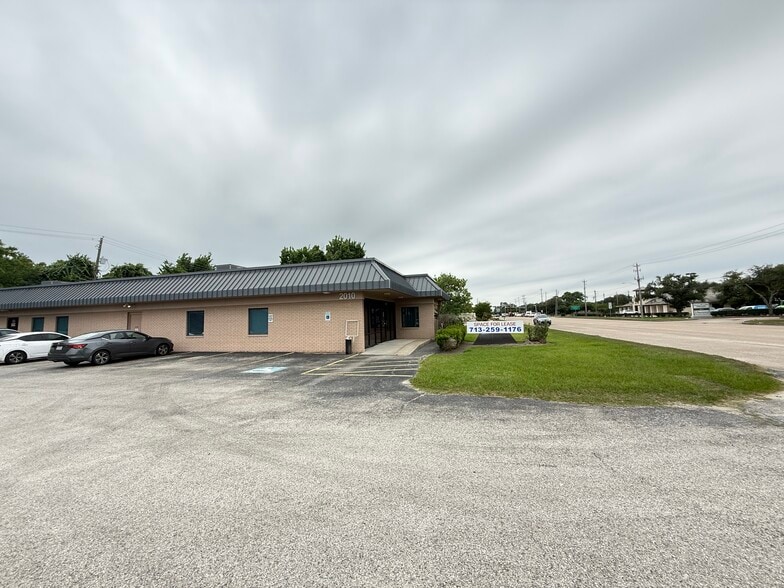 2006 Broadway St, Pearland, TX for lease - Building Photo - Image 3 of 7