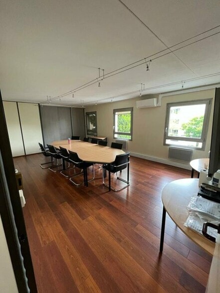 6 Chemin De Villeneuve, Écully for lease - Interior Photo - Image 2 of 6