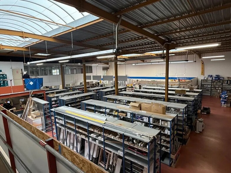 Flex in Lyon for lease - Building Photo - Image 3 of 18