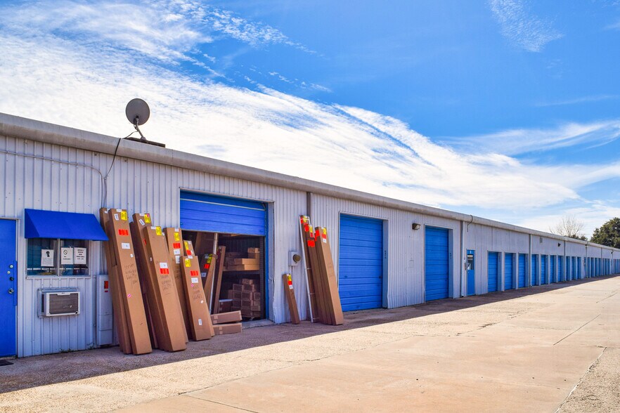 13001 Veterans Memorial Dr, Houston, TX à louer - Photo du bâtiment - Image 3 de 4