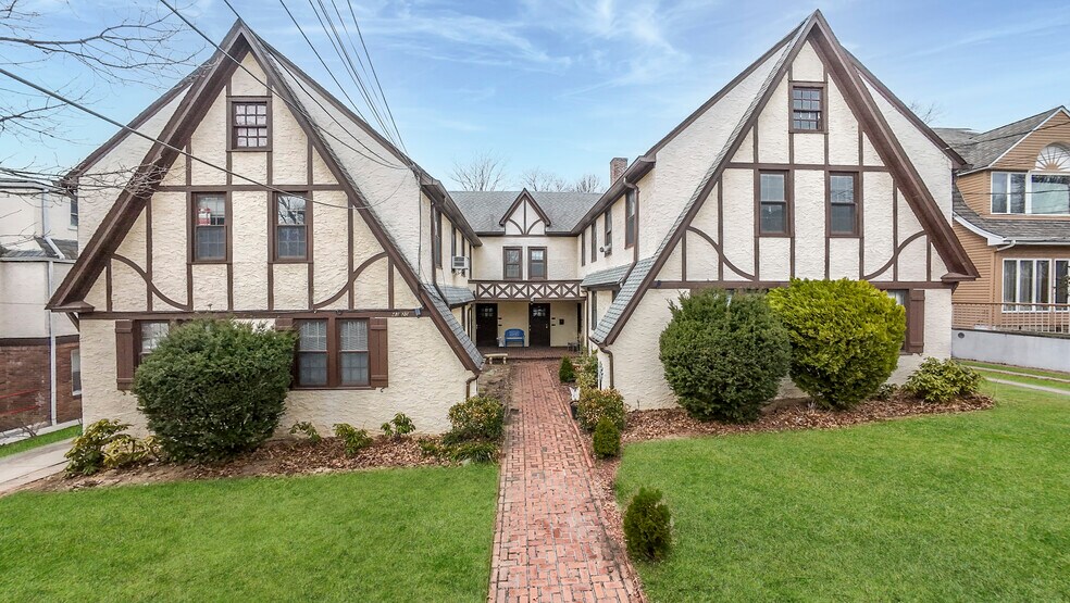 4320 Hamilton Pl, Flushing, NY à vendre - Photo du bâtiment - Image 2 de 51