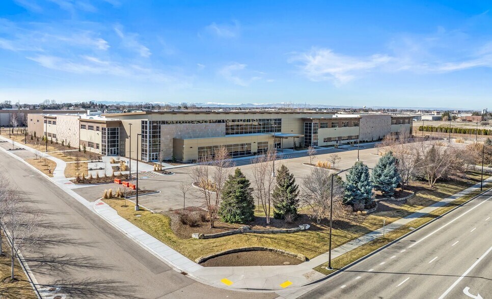 2499 E Pine Ave, Meridian, ID à vendre - Photo du bâtiment - Image 1 de 1