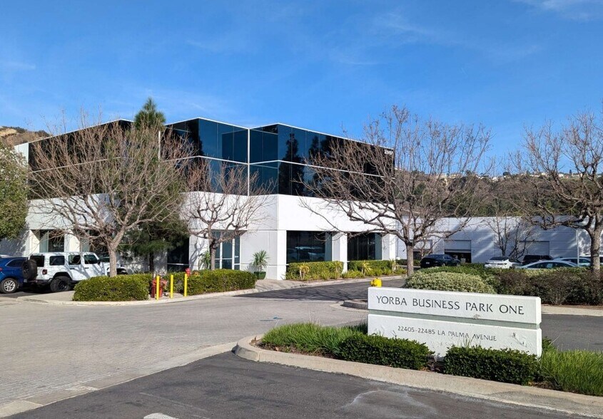 22485 La Palma Ave, Yorba Linda, CA à vendre - Photo du bâtiment - Image 2 de 6