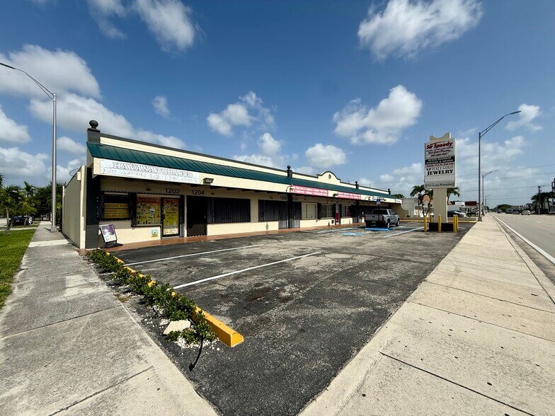 1200-1240 E 4th Ave, Hialeah, FL à louer - Photo du bâtiment - Image 1 de 5