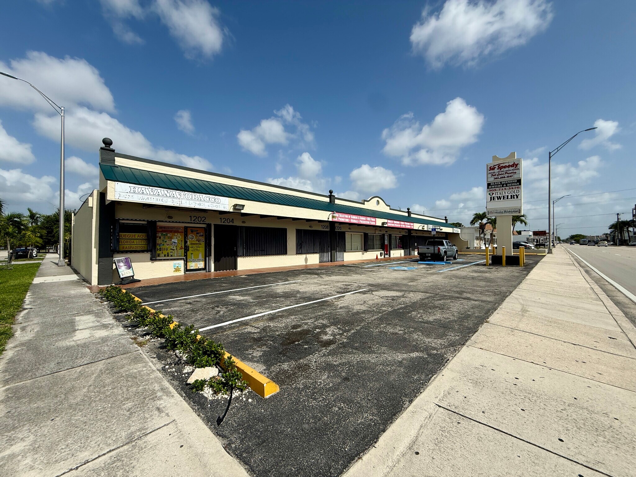 1200-1240 E 4th Ave, Hialeah, FL à louer Photo du bâtiment- Image 1 de 6