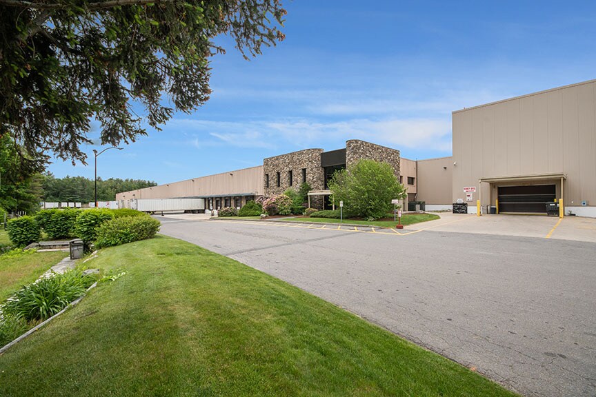 333 Harvey Rd, Manchester, NH à louer - Photo du bâtiment - Image 2 de 9