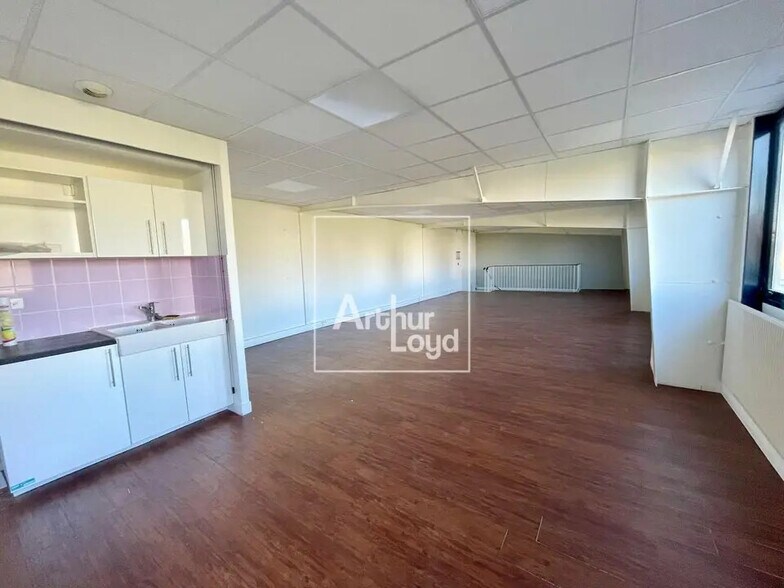 Local d'activités dans Vaux-le-Pénil à vendre - Photo du bâtiment - Image 2 de 9