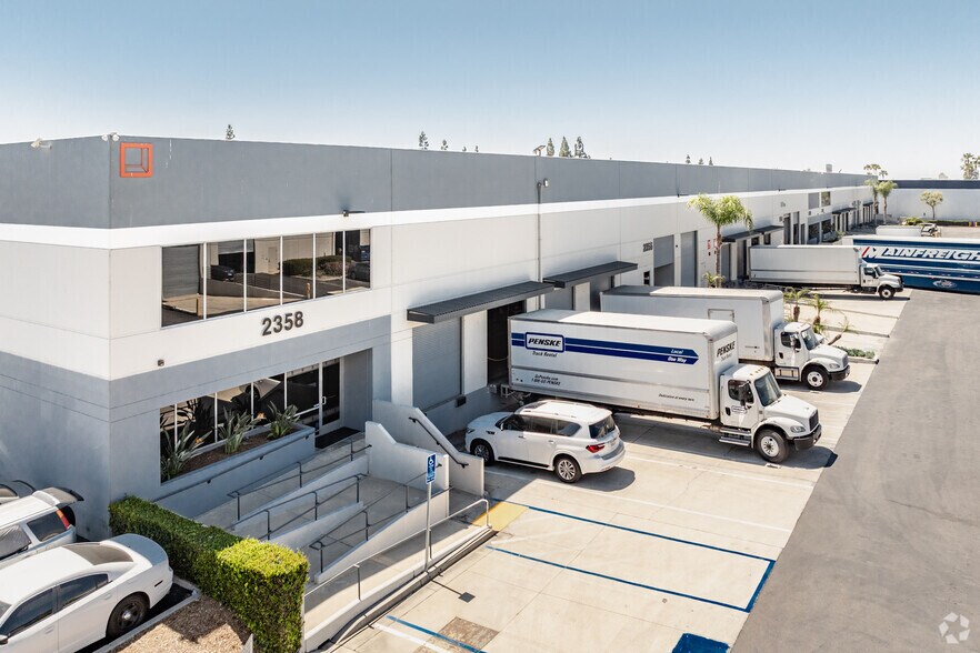 2340-2386 E Walnut Ave, Fullerton, CA à louer - Photo du bâtiment - Image 2 de 6