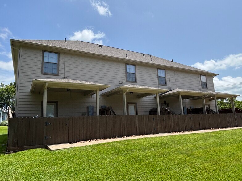 215 E Luhn St, Bellville, TX à vendre - Photo du bâtiment - Image 2 de 14