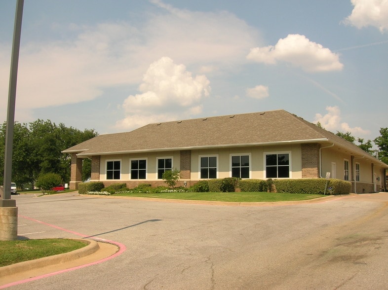 1220 Reba McEntire Ln, Denison, TX à vendre - Photo du bâtiment - Image 2 de 14