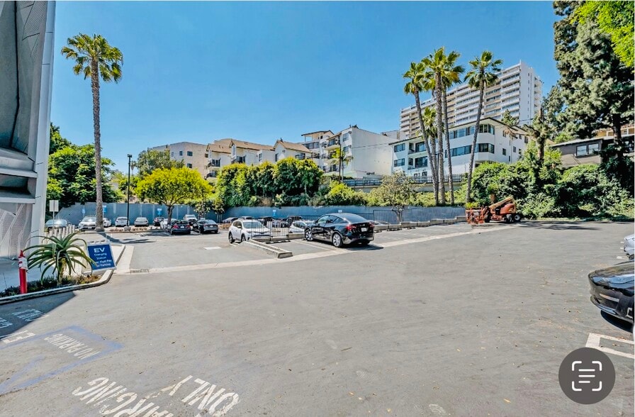 1112 N Sherbourne Dr, West Hollywood, CA à louer - Photo du bâtiment - Image 3 de 29