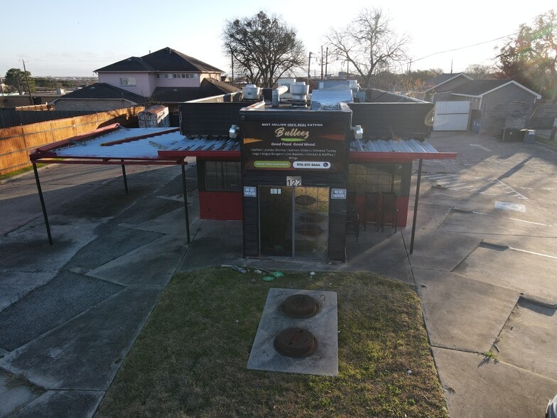 122 S Hampton Rd, DeSoto, TX à vendre - Photo du bâtiment - Image 2 de 8