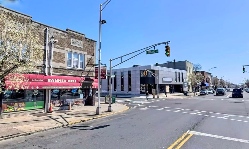 402 Broad Ave, Palisades Park, NJ for sale - Building Photo - Image 2 of 6
