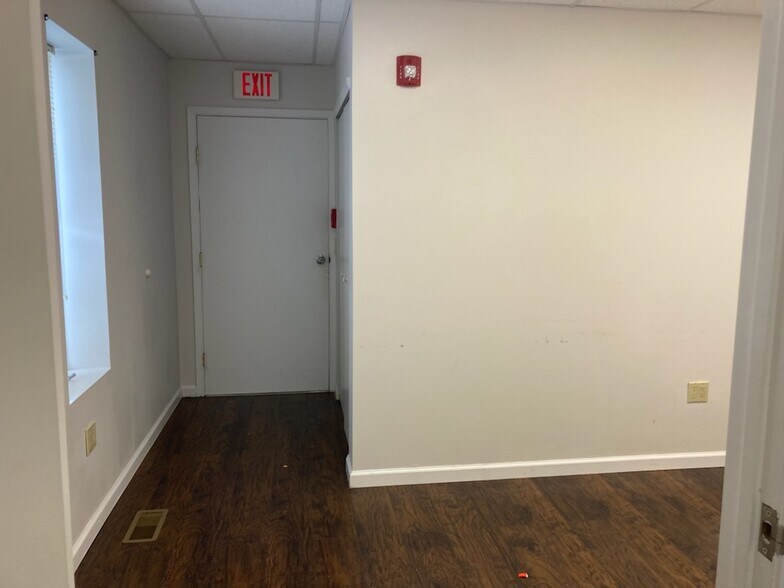 103 Cooper St, Babylon, NY à louer - Photo intérieure - Image 3 de 9