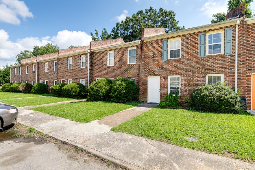 Chalfont Dr. 6 Townhouses portfolio of 1 properties for sale on LoopNet.ca - Primary Photo - Image 1 of 18