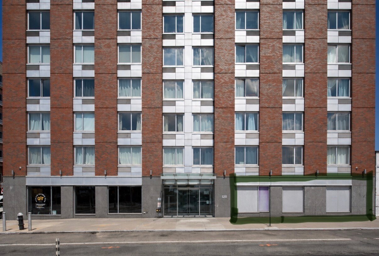 52-07 Queens Blvd, Woodside, NY à louer Photo principale- Image 1 de 6