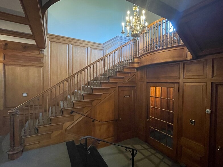 720 Hopmeadow St, Simsbury, CT for sale - Interior Photo - Image 2 of 7